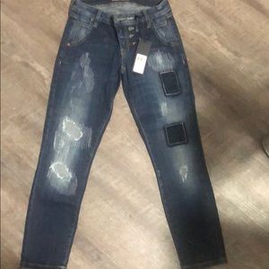 NWT Guess distressed low rise cropped jeans. Sz 26